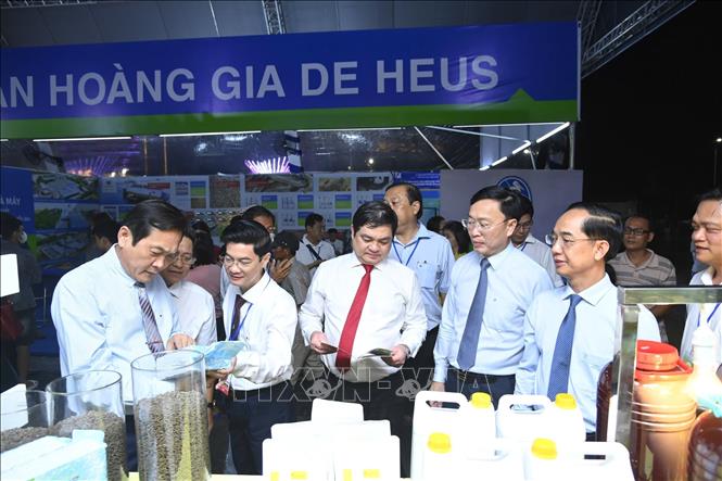 Các đại biểu tham quan các gian hàng trưng bày tại Ngày hội Cua Cà Mau lần thứ II. Ảnh: Huỳnh Anh - TTXVN