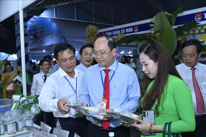 Bí thư Tỉnh ủy Cà Mau Nguyễn Hồ Hải tham quan các sản phẩm trưng bày tại Ngày hội Cua Cà Mau lần thứ II. Ảnh: Huỳnh Anh - TTXVN