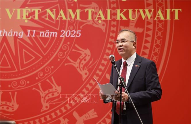 Đại sứ Việt Nam tại Kuwait Nguyễn Đức Thắng báo cáo tình hình cộng đồng người Việt Nam tại Kuwait. Ảnh: Dương Giang-TTXVN 
