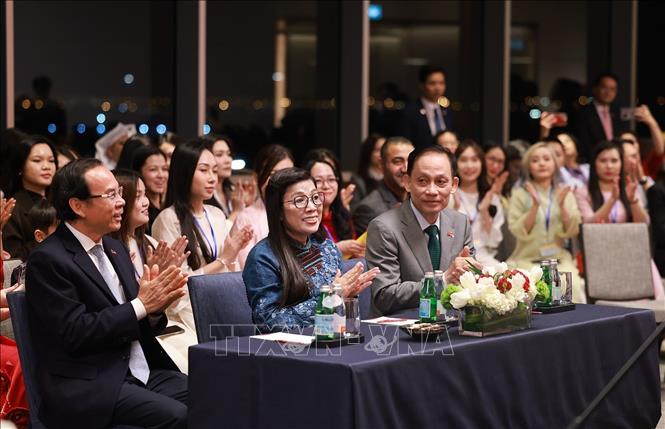 Phu nhân Lê Thị Bích Trân và các đại biểu tham dự cuộc gặp cán bộ Đại sứ quán và cộng đồng người Việt Nam tại Kuwait. Ảnh: Dương Giang-TTXVN