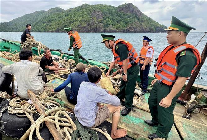 Lực lượng chức năng đón ngư dân bị chìm tàu vào Côn Đảo. Ảnh: TTXVN phát