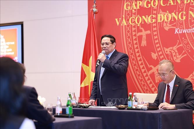 Thủ tướng Phạm Minh Chính và Phu nhân gặp cán bộ, nhân viên Đại sứ quán và cộng đồng người Việt Nam tại Kuwait. Ảnh: Dương Giang-TTXVN