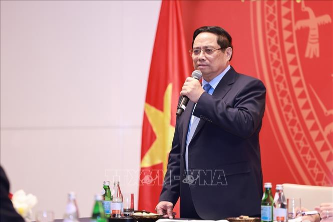 Thủ tướng Phạm Minh Chính và Phu nhân gặp cán bộ, nhân viên Đại sứ quán và cộng đồng người Việt Nam tại Kuwait. Ảnh: Dương Giang-TTXVN