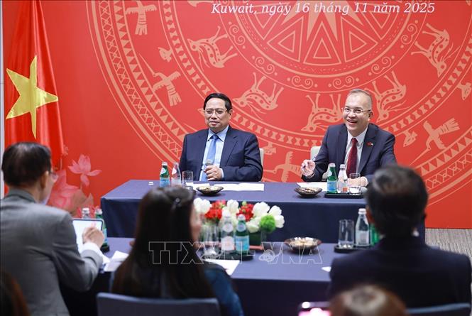 Thủ tướng Phạm Minh Chính gặp cán bộ Đại sứ quán và cộng đồng người Việt Nam tại Kuwait. Ảnh: Dương Giang-TTXVN