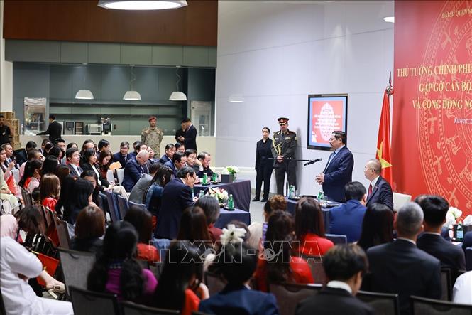 Thủ tướng Phạm Minh Chính gặp cán bộ Đại sứ quán và cộng đồng người Việt Nam tại Kuwait. Ảnh: Dương Giang-TTXVN