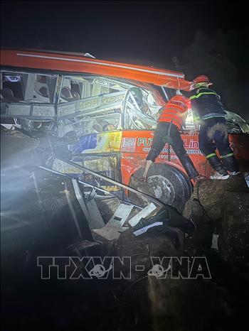 Lực lượng cứu hộ, cứu nạn tìm cách đưa nạn nhân ra bên ngoài. Ảnh: TTXVN phát