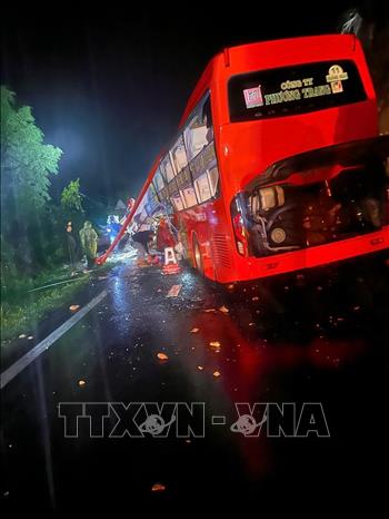 Chiếc xe khách chở 32 người gặp nạn trên đèo Khánh Lê đoạn qua địa phận tỉnh Khánh Hòa. Ảnh: TTXVN phát