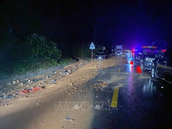 Khu vực đèo Khánh Lê (xã Nam Khánh Vĩnh, tỉnh Khánh Hòa) vẫn còn tiếp tục sạt lở. Ảnh: TTXVN phát