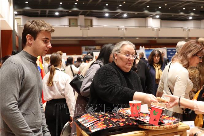 Khách hàng thăm quan và mua hàng tại quầy hàng Việt Nam. Ảnh: Việt Dũng P/v TTXVN tại CH Séc