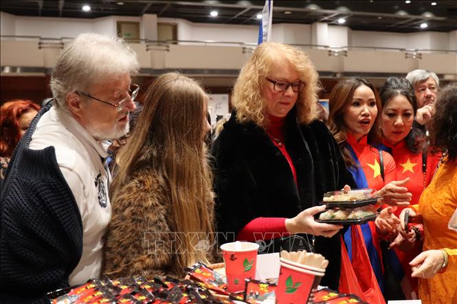 Khách hàng thích thú với các món ẩm thực tại gian hàng Việt Nam. Ảnh: Việt Dũng P/v TTXVN tại CH Séc
