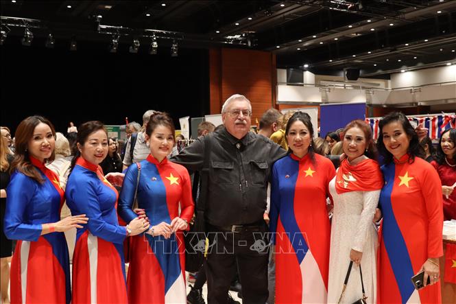 Khách tham quan bày tỏ sự hào hứng khi chụp ảnh lưu niệm cùng đại diện Liên hiệp Hội Phụ nữ Việt Nam tại Cộng hòa Séc. Ảnh: Việt Dũng P/v TTXVN tại CH Séc