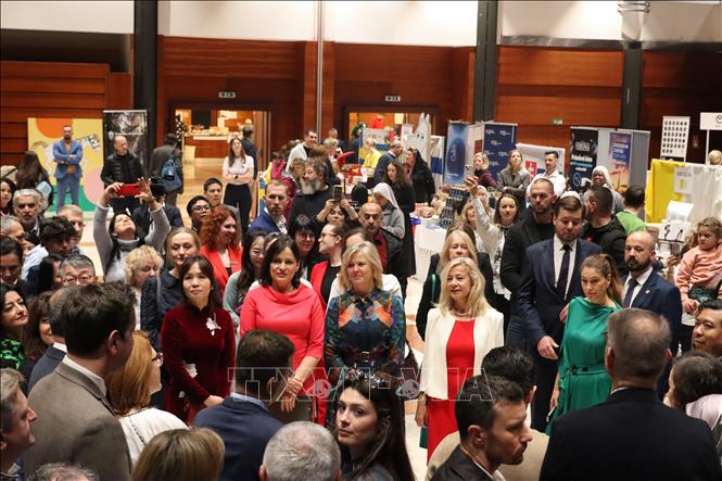 Đệ nhất Phu nhân Cộng hòa Séc, bà Eva Pavlová (giữa) cùng nhiều quan chức cấp cao và đại diện các đại sứ quán tại Praha tại lễ khai mạc. Ảnh P/v TTXVN tại Praha Việt Dũng
