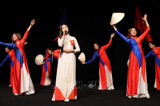 Các tiết mục múa nón trên nền áo dài, kết hợp hình ảnh cờ Việt Nam và Cộng hòa Séc, cùng phần trình diễn bài hát “Hello Vietnam” do Hội Phụ nữ Việt Nam tại Séc biểu diễn. Ảnh: Việt Dũng P/v TTXVN tại CH Séc