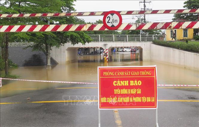 Khu vực Cầu Lòn, đường Bùi Thị Xuân, phường Thuận Hóa, thành phố Huế bị ngập do lũ trên sông Hương dâng cao sáng 17/11. Ảnh: Nguyên Lý-TTXVN                    