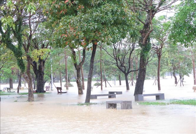 Công viên ở bờ Nam sông Hương, thành phố Huế bị ngập do lũ trên sông Hương dâng cao sáng 17/11. Ảnh: Nguyên Lý-TTXVN                  