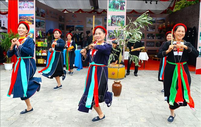 “Tac sinh” dance of San Chi Son Dong people in Bac Ninh province. VNA Photo: Việt Hùng