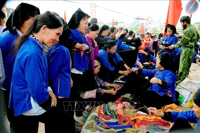 Tay, Nung ethnic women at Tan Son commune’s market. VNA Photo: Việt Hùng