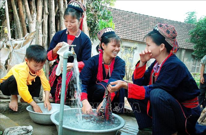 Ethnic people enjoy clean tap water at Van Non village, Luc Son commune, Bac Ninh province. VNA Photo: Việt Hùng