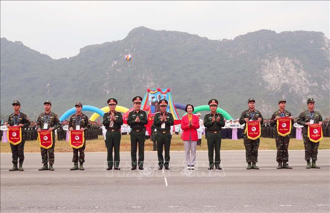 Ban Tổ chức tặng cờ lưu niệm cho các đoàn tham dự hội thao. Ảnh: Trọng Đức - TTXVN