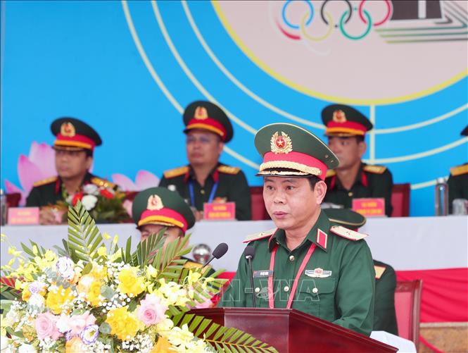 Thiếu tướng Vũ Việt Hùng, Cục trưởng cục Quân huấn - Nhà trường (Bộ Tổng Tham mưu) phát biểu khai mạc. Ảnh: Trọng Đức - TTXVN
