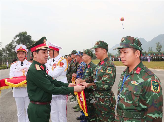 Ban Tổ chức tặng cờ cho các đoàn tham dự hội thao. Ảnh: Trọng Đức - TTXVN