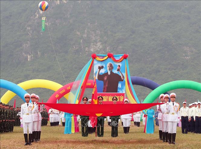 Lễ rước ảnh Bác Hồ tại lễ khai mạc. Ảnh: Trọng Đức - TTXVN