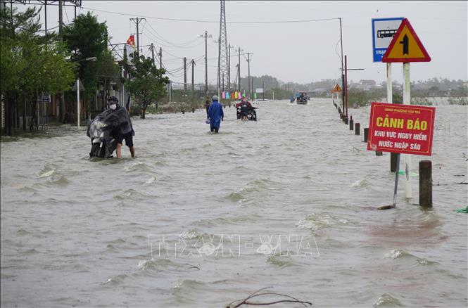 Tuyến đường qua phường Kim Trà, thành phố Huế bị ngập lụt khi lũ trên sông Bồ lên cao sáng 17/11. Ảnh: Nguyên Lý-TTXVN                         