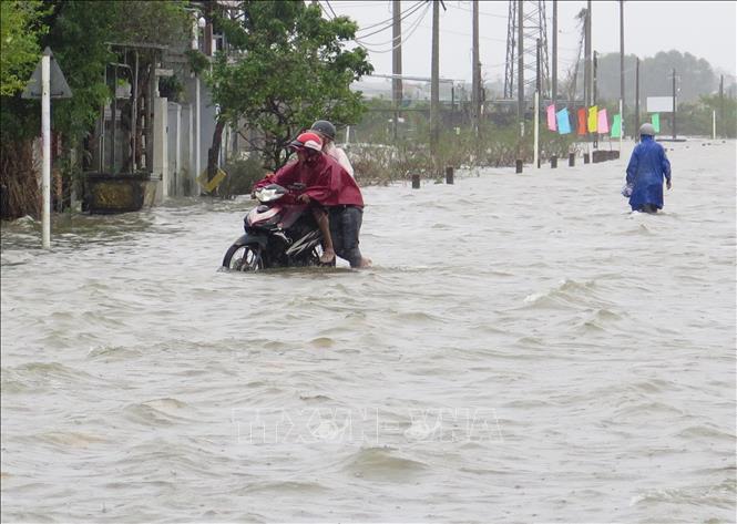 Tuyến đường qua phường Kim Trà, thành phố Huế bị ngập lụt khi lũ trên sông Bồ lên cao sáng 17/11. Ảnh: Nguyên Lý-TTXVN     