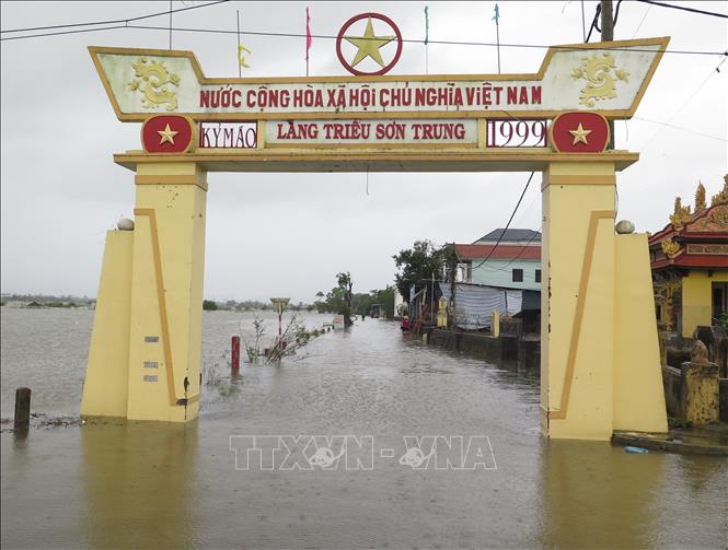 Khu dân cư ở phường Kim Trà, thành phố Huế bị ngập lụt khi lũ trên sông Bồ lên cao sáng 17/11. Ảnh: Nguyên Lý-TTXVN             