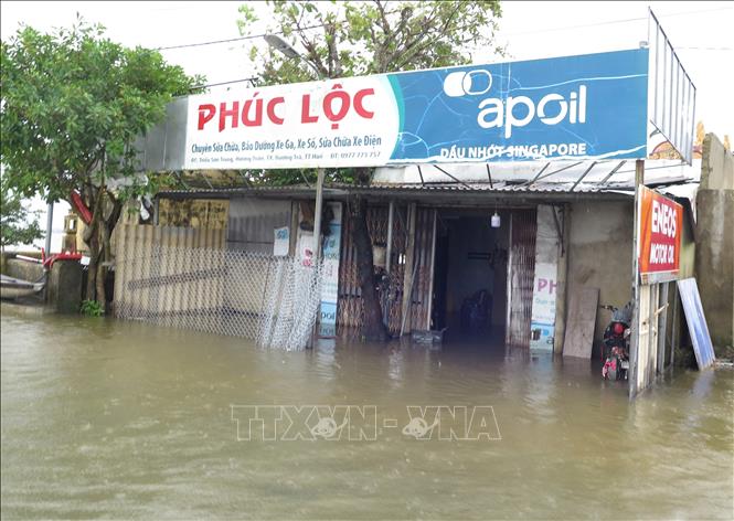 Nhà của người dân ở phường Kim Trà, thành phố Huế bị ngập khi lũ trên sông Bồ lên cao sáng 17/11. Ảnh: Nguyên Lý-TTXVN                        