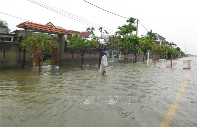 Nhà ở và tuyến đường qua phường Kim Trà, thành phố Huế bị ngập lụt khi lũ trên sông Bồ lên cao sáng 17/11. Ảnh: Nguyên Lý-TTXVN     