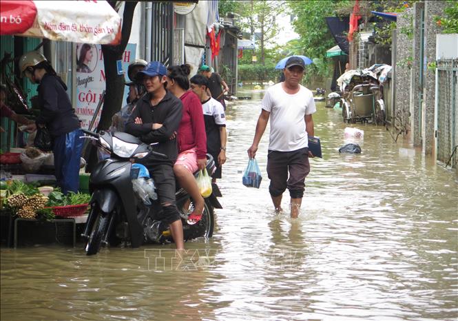 Khu dân cư ở phường Hương An, thành phố Huế bị ngập lụt khi lũ trên các sông dâng cao sáng 17/11. Ảnh: Nguyên Lý-TTXVN                