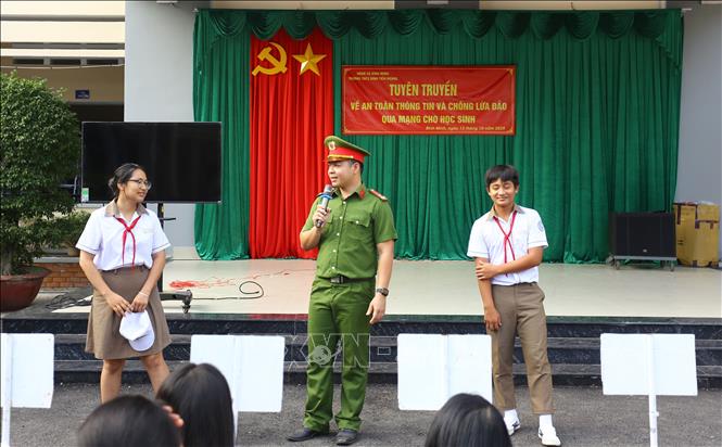 Học sinh trên địa bàn tỉnh Đồng Nai tham gia buổi thông tin tuyên truyền của cán bộ Công an về an toàn thông tin mạng. Ảnh: Lê Xuân-TTXVN
