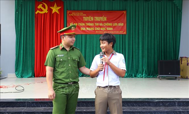 Học sinh trên địa bàn xã Bình Minh, tỉnh Đồng Nai tham gia buổi thông tin tuyên truyền của cán bộ Công an về an toàn thông tin mạng. Ảnh: Lê Xuân-TTXVN