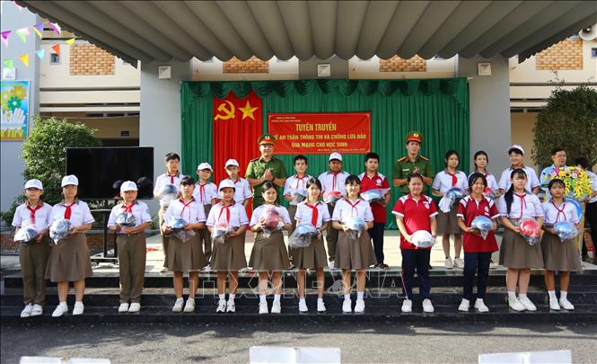 Học sinh ở Đồng Nai được tìm hiểu về an toàn thông tin mạng do cán bộ Công an tuyên truyền. Ảnh: Lê Xuân-TTXVN