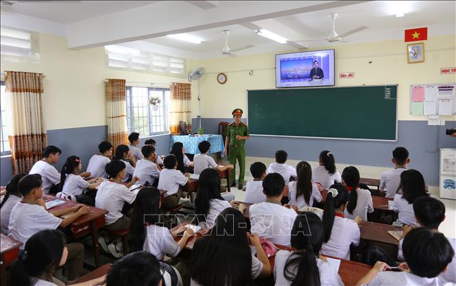 Cán bộ Công an ở Đồng Nai đến tận lớp học để tuyên truyền nâng cao kiến thức an toàn thông tin cho học sinh. Ảnh: Lê Xuân-TTXVN