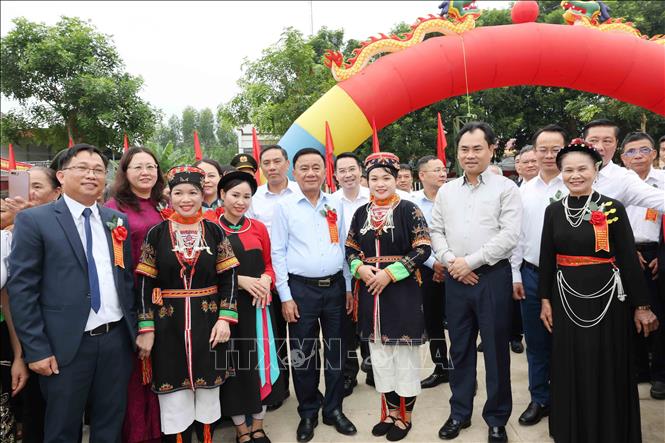 Thường trực Ban Bí thư Trần Cẩm Tú với nhân dân các dân tộc thôn Hồ Sen và thôn Ngòi Lẻn, xã Thác Bà. Ảnh: Phương Hoa - TTXVN