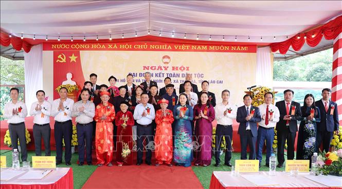 Thường trực Ban Bí thư Trần Cẩm Tú với nhân dân các dân tộc thôn Hồ Sen và thôn Ngòi Lẻn, xã Thác Bà. Ảnh: Phương Hoa - TTXVN