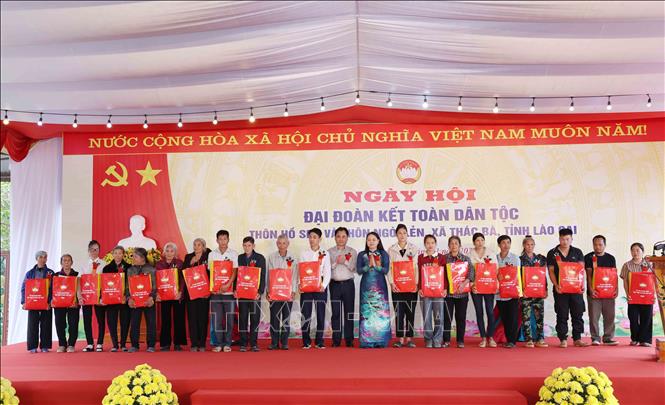 Các gia đình tiêu biểu của thôn Hồ Sen và thôn Ngòi Lẻn xã Thác Bà nhận quà của Mặt trận Tổ quốc Việt Nam và tỉnh Lào Cai. Ảnh: Phương Hoa – TTXVN
