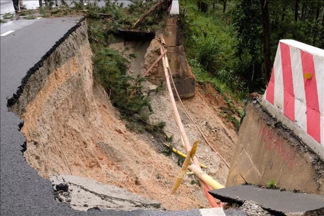 Một đoạn mặt đường phía ta-luy âm bị sạt lở hoàn toàn trên tuyến đèo Prenn - Đà Lạt. Ảnh: Nguyễn Dũng - TTXVN 