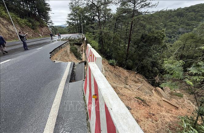 Đoạn sạt lở trên đèo Prenn gần khu vực cầu Đatanla xảy ra sáng 17/11. Ảnh: Nguyễn Dũng - TTXVN 