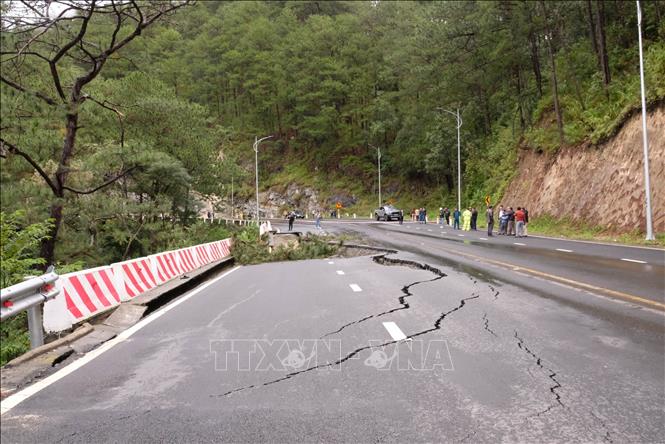 Đoạn sạt lở trên đèo Prenn gần khu vực cầu Đatanla xảy ra sáng 17/11. Ảnh: Nguyễn Dũng - TTXVN 
