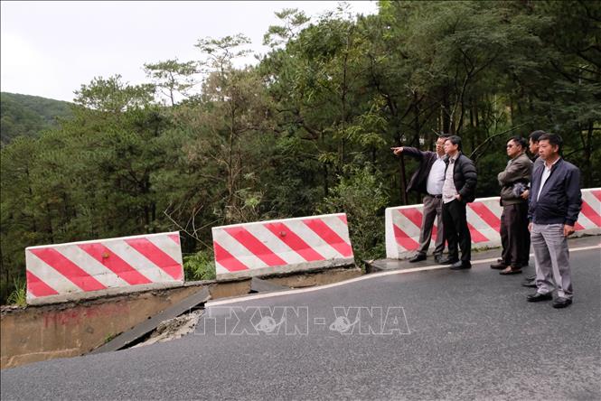 Lãnh đạo UBND tỉnh Lâm Đồng và các sở, ngành đến kiểm tra hiện trường sạt lở trên tuyến đèo Prenn sáng 17/11. Ảnh: Nguyễn Dũng - TTXVN 