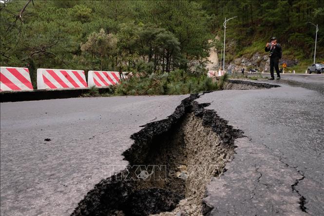 Một đoạn mặt đường tại vị trí sạt lở trên đèo Prenn xuất hiện các vết nứt lớn. Ảnh: Nguyễn Dũng - TTXVN 