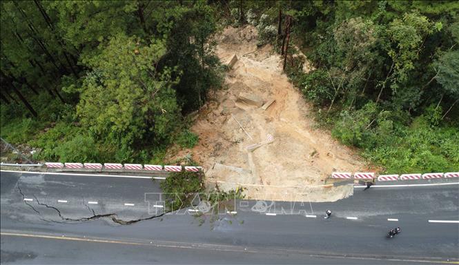 Đoạn sạt lở trên đèo Prenn gần khu vực cầu Đatanla xảy ra sáng 17/11. Ảnh: Nguyễn Dũng - TTXVN 