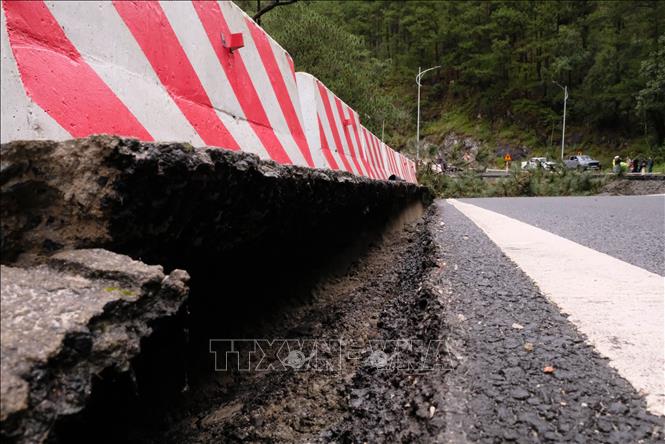 Một đoạn mặt đường tại vị trí sạt lở trên đèo Prenn xuất hiện các vết nứt lớn. Ảnh: Nguyễn Dũng - TTXVN 