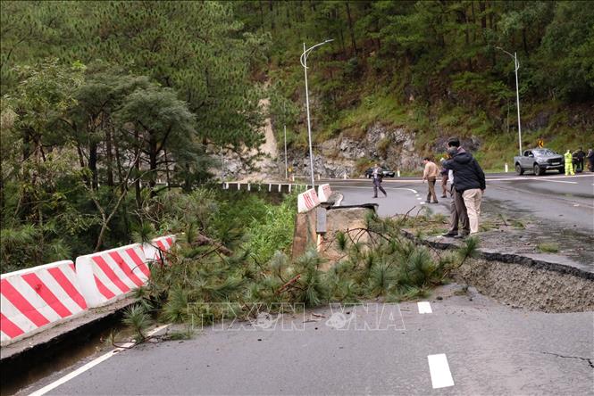 Đoạn sạt lở trên đèo Prenn gần khu vực cầu Đatanla xảy ra sáng 17/11. Ảnh: Nguyễn Dũng - TTXVN 