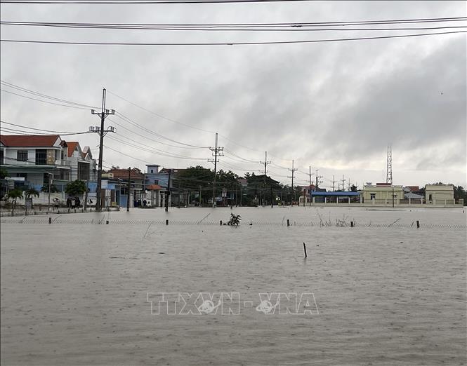 Vùng trũng thấp ở xã Thuận Nam bị ngập do mưa lũ xảy ra và kéo dài từ tối 16/11. Ảnh: Công Thử - TTXVN