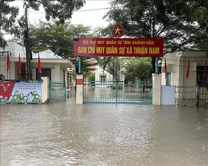 Trụ sở cơ quan của xã Thuận Nam bị ngập do mưa lũ. Ảnh: Công Thử - TTXVN