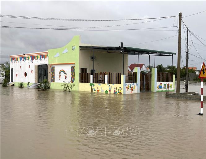 Nhiều nhà dân ở xã Thuận Nam bị ngập do mưa lũ kéo dài từ tối 16/11/2025. Ảnh: Công Thử - TTXVN